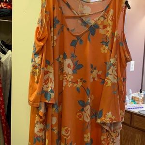 Off the shoulders criss cross shirt